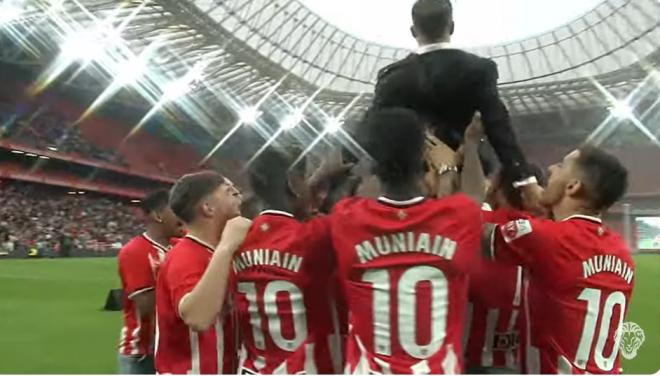 La plantilla del Athletic mantea a Iker Muniain en su despedida.