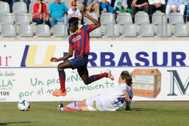 Edgar Ié disputa un balón con el Barcelona (Foto: Cordon Press)