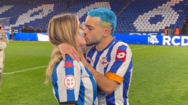 David Mella, con su pareja y con la camiseta de Sissoko (Fuente: Ig @davidmella11)