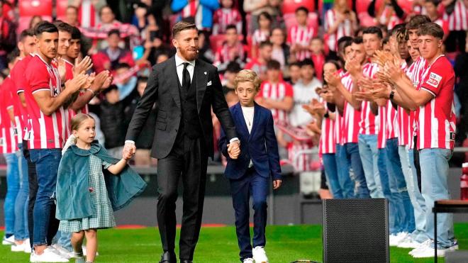 Iker Muniain y sus hijos reciben el pasillo en su fiesta de despedida en San Mamés (Foto: Athletic Club).