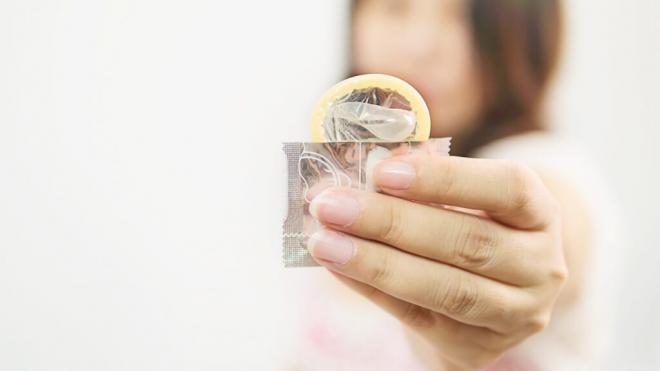Imagen de archivo de una mujer mostrando un preservativo (Foto:Freepik)