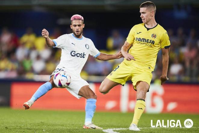 Yan Couto y Juan Foyth pelean un balón en el Villarreal-Girona (Foto: LALIGA).