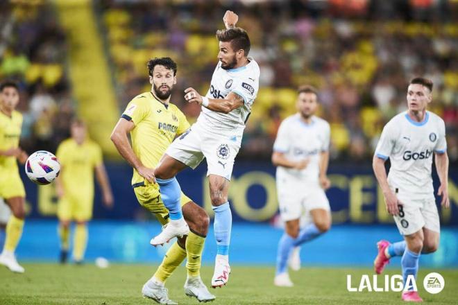 Portu controla delante de Alfonso Pedraza en el Villarreal-Girona (Foto: LALIGA).