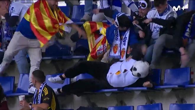 El oso panda del Real Zaragoza se cae en el Carlos Tartiere (Foto: Movistar Plus).