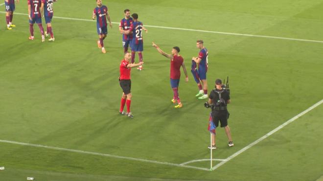 Cuadra Fernández expulsa del terreno de juego a un cámara durante el Barça - Real Sociedad