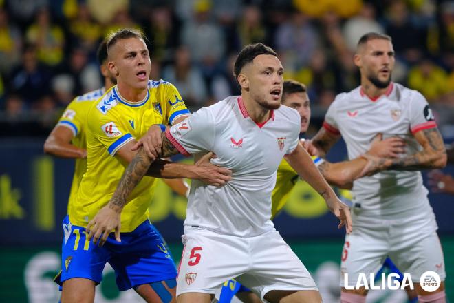 Iván Alejo defiende a Ocampos en el Cádiz - Sevilla de la primera vuelta (Foto: LALIGA).