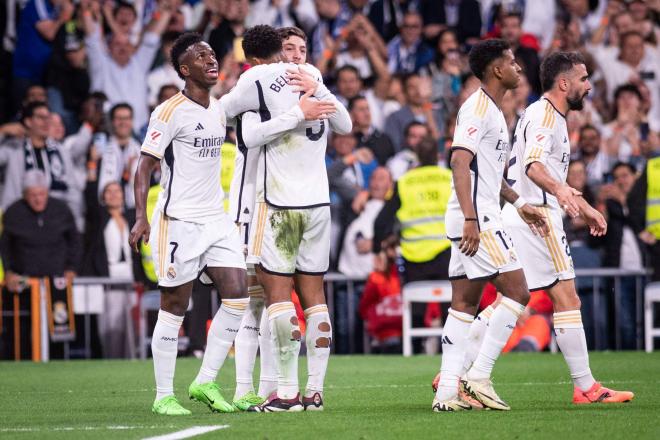 Abrazo entre Fede Valverde y Bellingham tras el gol del uruguayo en el Real Madrid-Alavés