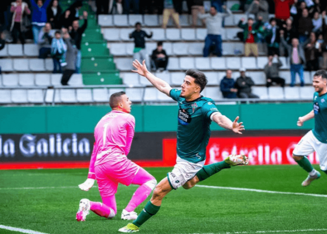 Nico Serrano celebra un gol con el Racing de Ferrol esta temporada (Foto: Instagram).