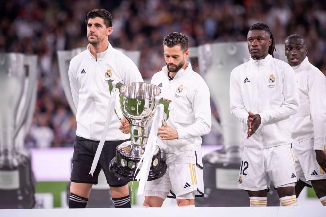 Nacho Fernández ofrece el trofeo de LALIGA en el Real Madrid-Alavés (Foto: Cordon Press).