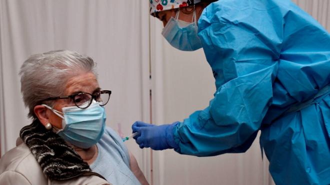 Enfermera vacunando a una mujer de más de 60 años (Foto:EFE)