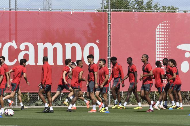 Imagen del entrenamiento del Sevilla este martes (Foto: Kiko Hurtado).