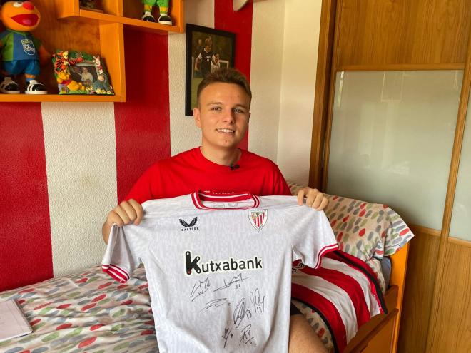 Ricardo posa con una camiseta firmada por Muniain, entre otros (Foto: ElDesmarque)