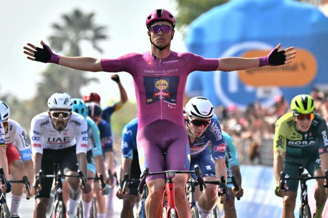 Jonathan Milan celebrando si victoria en la undécima etapa del Giro de Italia (Foto: EFE).