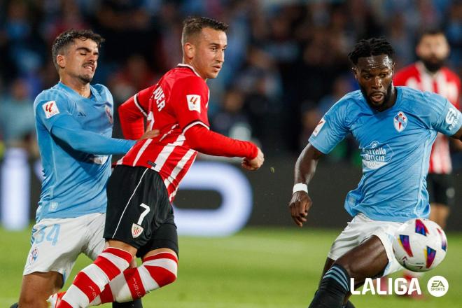 Bamba y Damián Rodríguez persiguen a Berenguer en el Celta - Athletic (Foto: LALIGA).