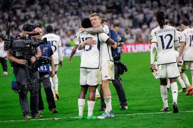 Toni Kroos celebrando con sus compañeros el pase a la final de Champions (Foto: Cordon Press).