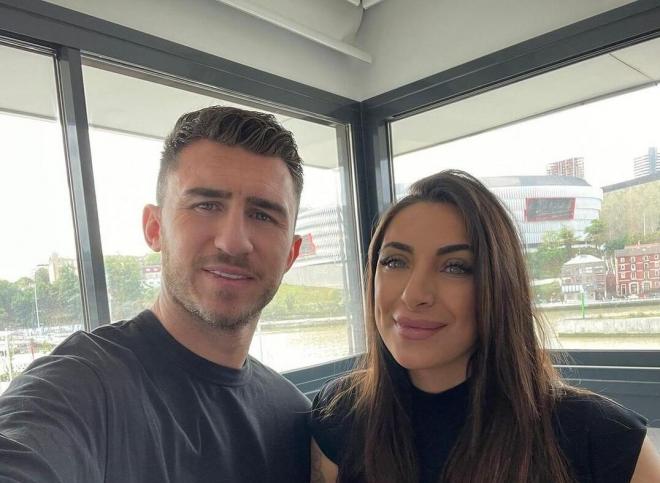 Aymeric Laporte y Sara Botello en la clínica con San Mamés de fondo (Foto: @laporte - Instagram).