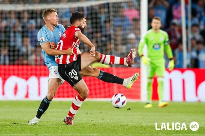 Asier Villalibre, con esas llamativas medias rojiblancas en el partido RCCelta - Athletic Club (Foto: LALIGA).