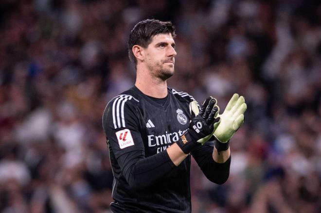 Thibaut Courtois aplaude a la afición tras el Real Madrid-Alavés (Foto: Cordon Press).