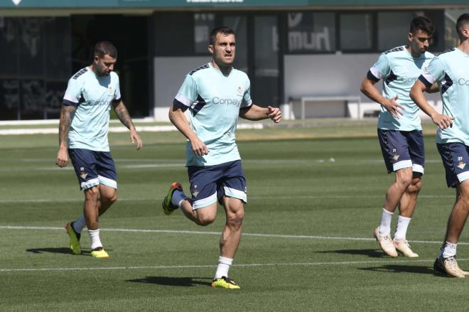 Sokratis, en un entrenamiento con el Betis. (Foto: Kiko Hurtado).