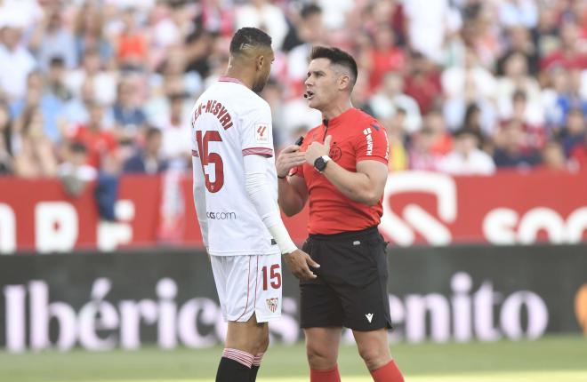 En-Nesyri, discutiendo con Ortiz Arias durante el Sevilla - Cádiz (Foto: Kiko Hurtado).