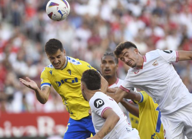 Víctor Chust cabecea en el Sevilla - Cádiz (Foto: Kiko Hurtado).