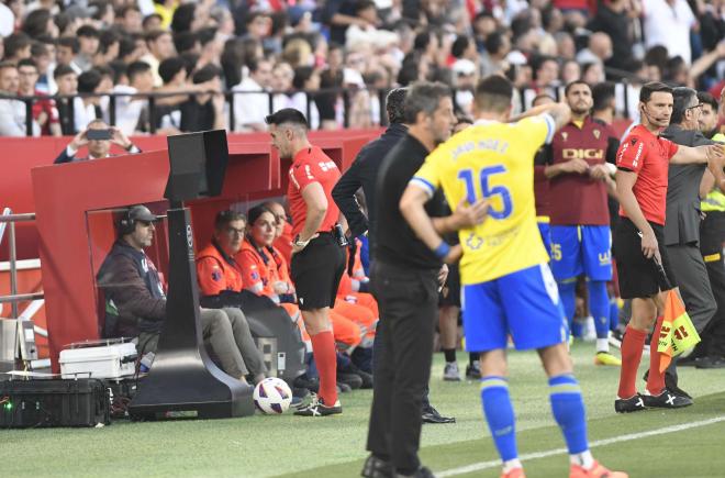 Miguel Ángel Ortiz Arias ve la imagen del gol anulado al Cádiz.