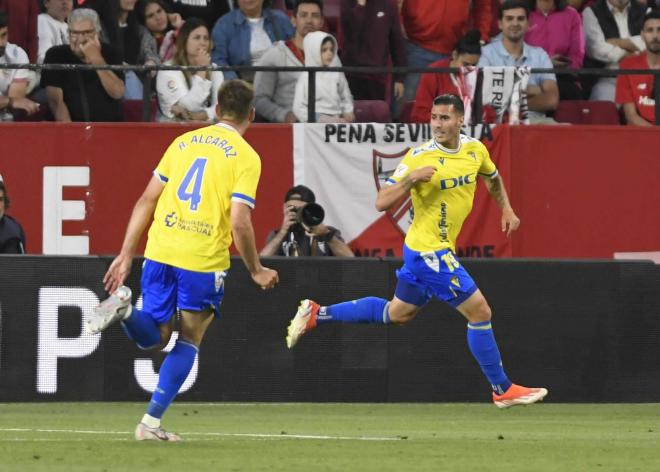 Sergi Guardiola celebra su gol en Sevilla (Foto: Kiko Hurtado).