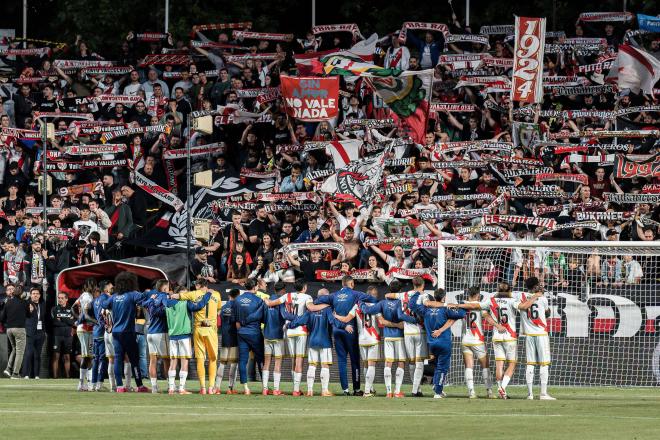 Los jugadores del Rayo Vallecano celebran con los aficionados la posible salvación (Cordon Press)