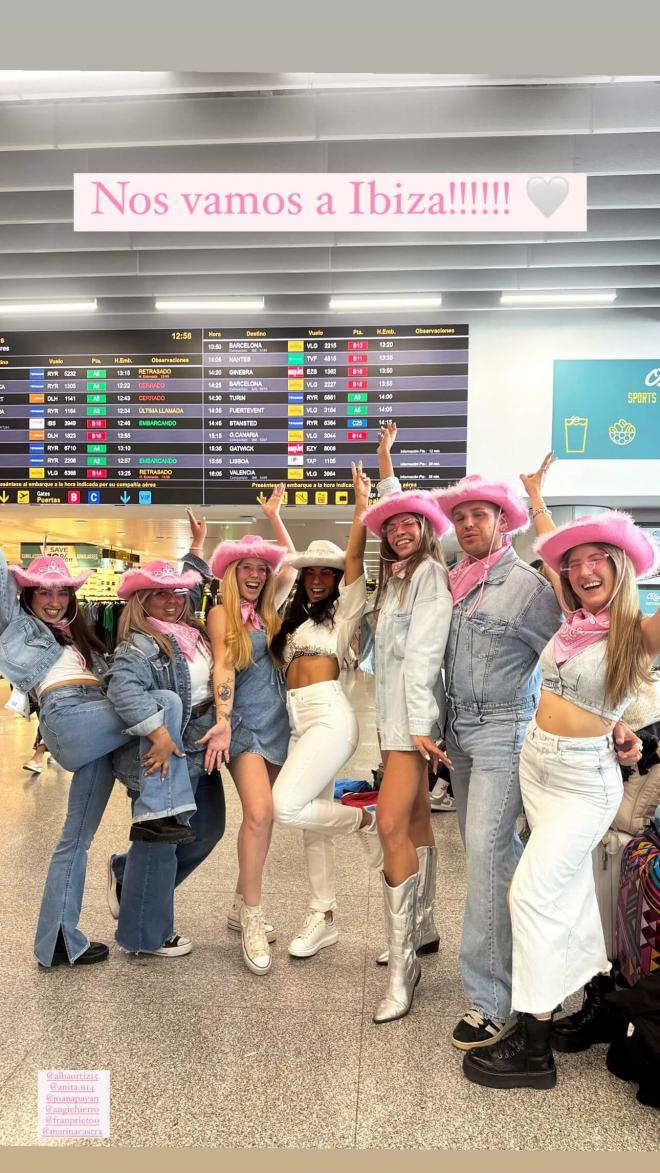 Marina Savidane junto a sus amigos de camino a Ibiza (Instagram: @marinasevidane)