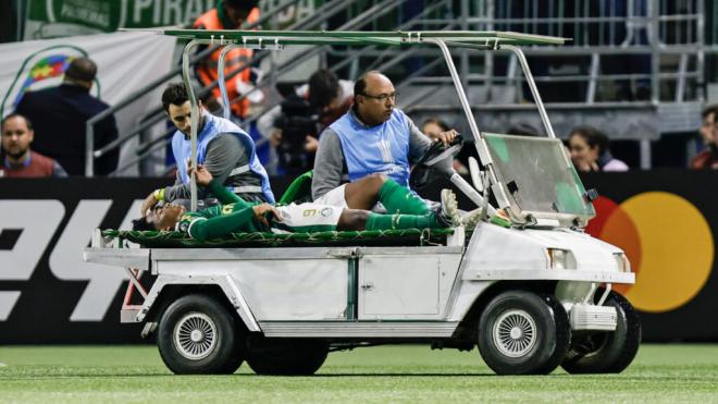 Endrick se marcha lesionado y en camilla del partido del Palmeiras (EFE)