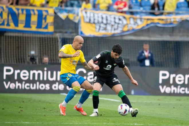 Johnny Cardoso ante Sandro (foto: Cordón Press).