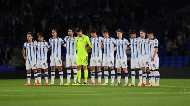 Los jugadores de la Real Sociedad guardaron un minuto de silencio por Mitxel Badiola (Foto: LaLiga)