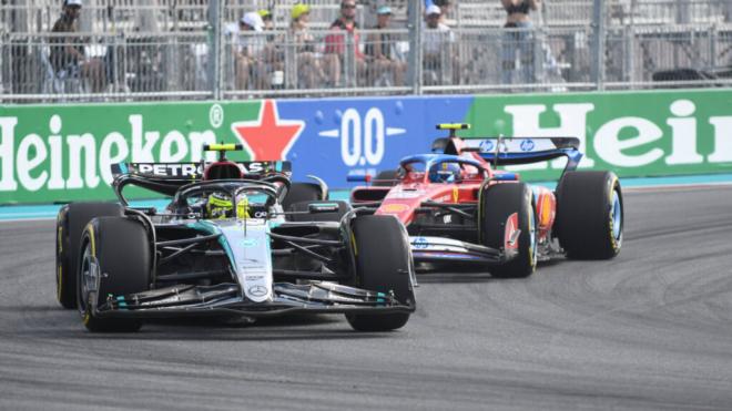 Carlos Sainz y Lewis Hamilton, en el GP de Miami (Foto: Cordon Press).