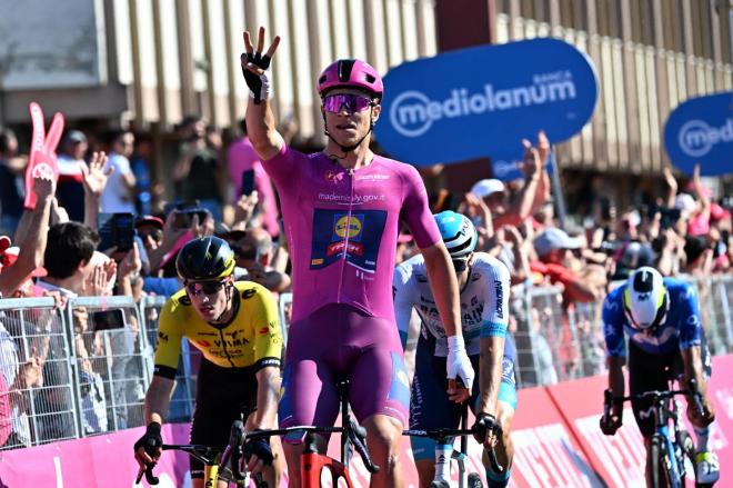 Jonathan Milan celebrando la victoria en la 13ºetapa del Giro de Italia (Foto: Cordon Press).