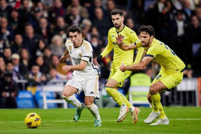 Brahim Díaz regatea a Pedraza durante el Real Madrid-Villarreal (Foto: Cordon Press).