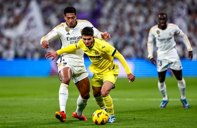 Ilias Akhomach y Jude Bellingham peleando un balón en el Real Madrid-Villarreal (Foto: Cordon Pres