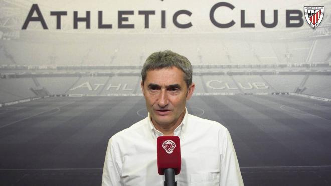 El técnico Ernesto Valverde sigue un año más al mando en el Athletic Club.