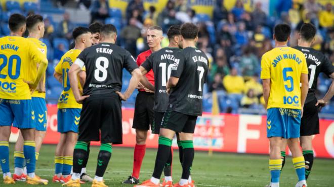 Iglesias Villanueva escuchando el audio VAR en Las Palmas - Betis (Cordon Press)