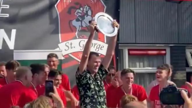 Un árbitro de Países Bajos celebra el título de un equipo (Foto: Redes sociales)