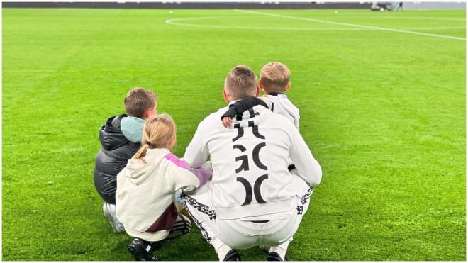 Toni Kroos, junto a sus hijos en el Estadio Santiago Bernabéu (foto: Jessica Kroos).
