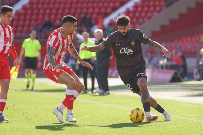 Samu Costa conduce un balón en el Almería-Mallorca (Foto: Cordon Press).