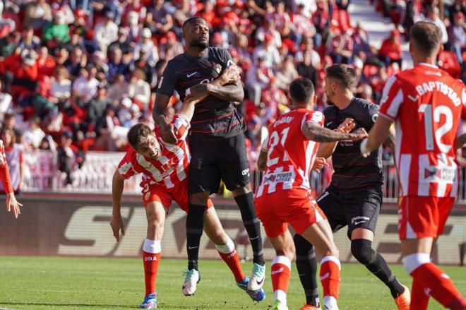 Édgar peleando un balón en el Almería-Mallorca (Foto: Cordon Press).