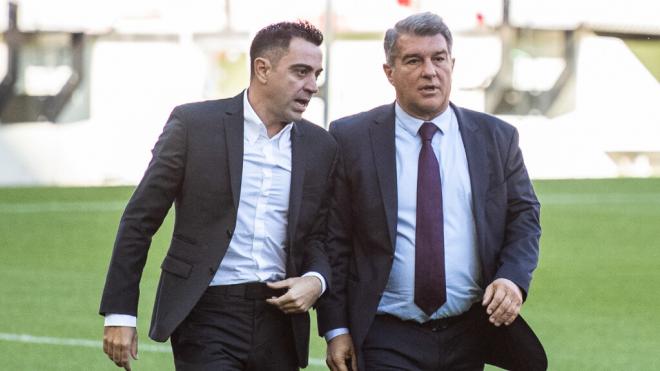 Joan Laporta y Xavi Hernández en el Camp Nou (Fuente: Europa Press)