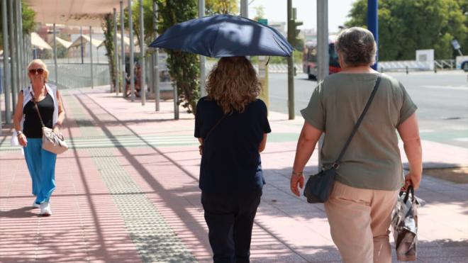 Una mujer usa un paraguas para protegerse de las altas temperaturas (Foto: Europa Press)