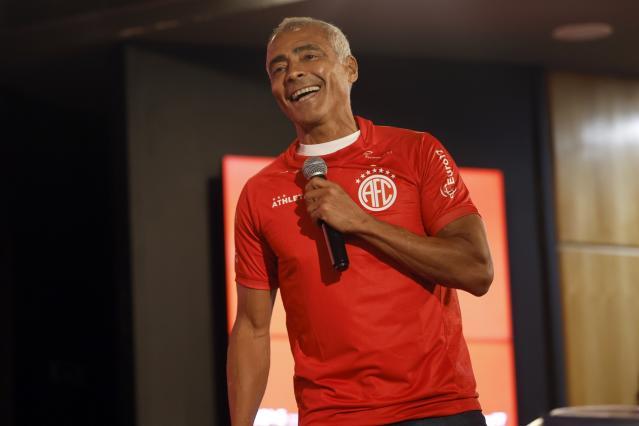 Romário anuncia que volverá a jugar al fútbol este sábado