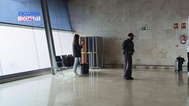 Dani Alves y Joana Sanz, cazados en el aeropuerto de Barcelona (Foto: Socialité)