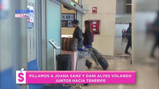 Dani Alves y Joana Sanz, cazados en el aeropuerto de Barcelona (Foto: Socialité)