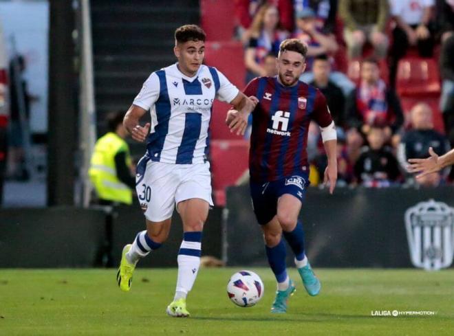 Andrés García repetió como lateral derecho en el Eldense-Levante (Foto: LALIGA).