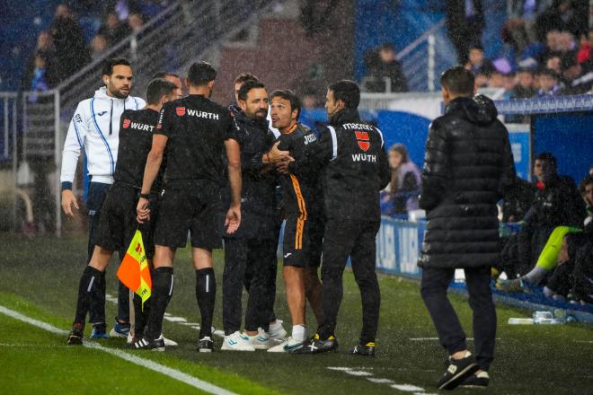 Alguno de los integrantes del banquillo del Getafe discute con miembros del equipo arbitral durante