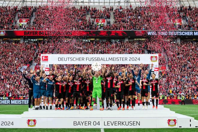 El Leverkusen celebró el título ante su afición (Twitter)